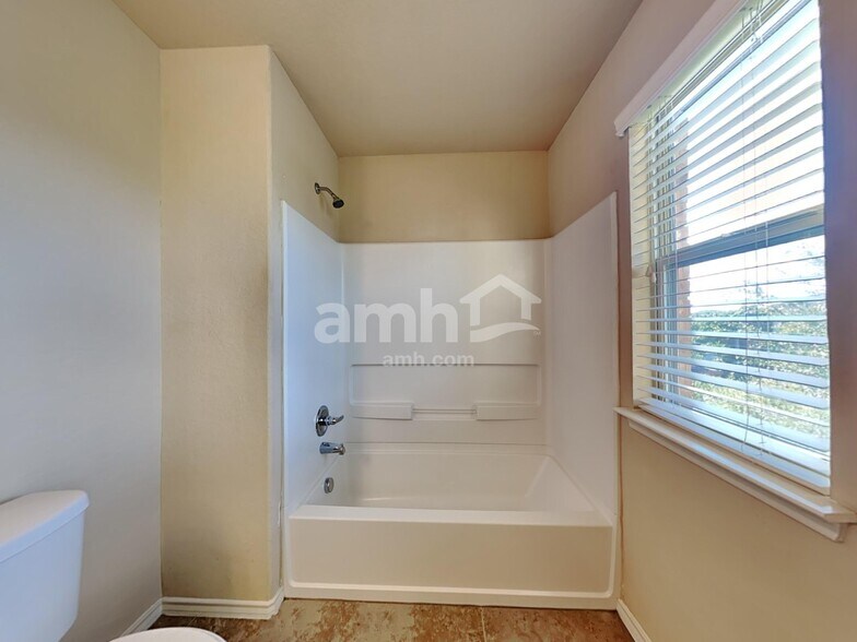 Building Photo - 10450 Rosewood Creek