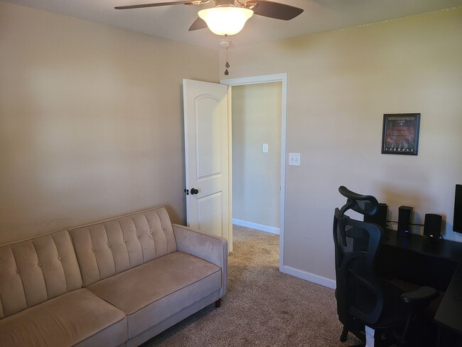 Building Photo - 3 Bedroom, 2 bath home in the Bridgeport C...