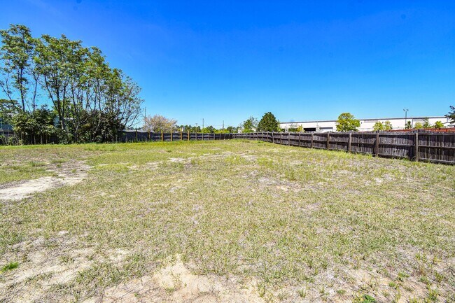 Building Photo - 3 Bedroom 2 Bath Home-Pets Allowed