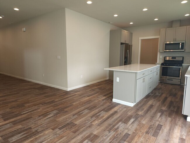 Building Photo - 15717 View Dr Ct SE