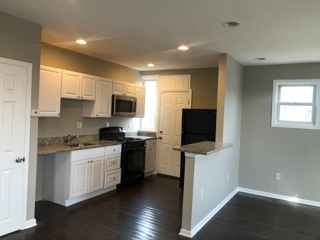 Building Photo - 3 Bedroom 2 Bathroom recently renovated townhouse in Baltimore Voucher Approved