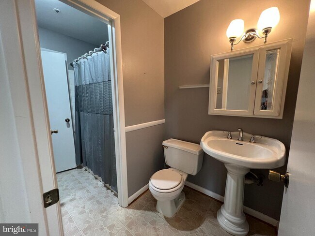 Building Photo - 8720 Grasmere Ct