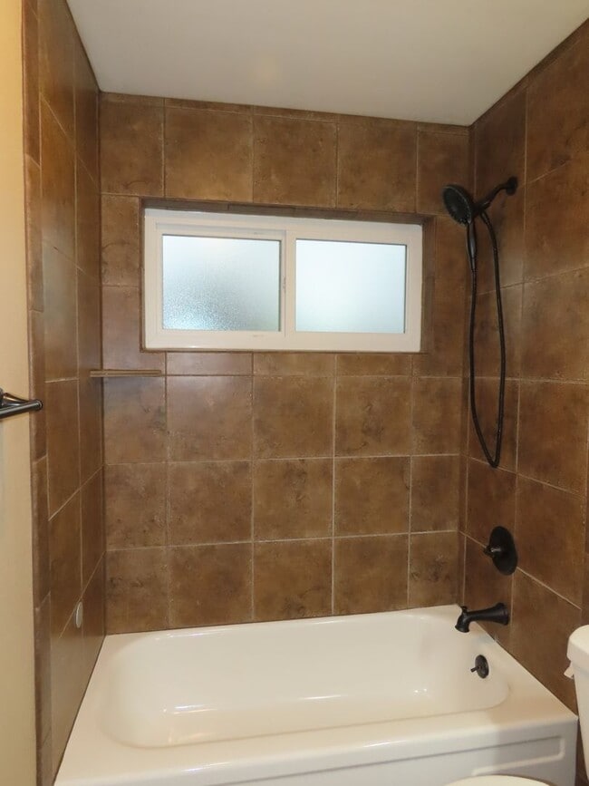 Building Photo - South Tyler! Lovely 3 Bedroom, 2 Bath House w/Garage