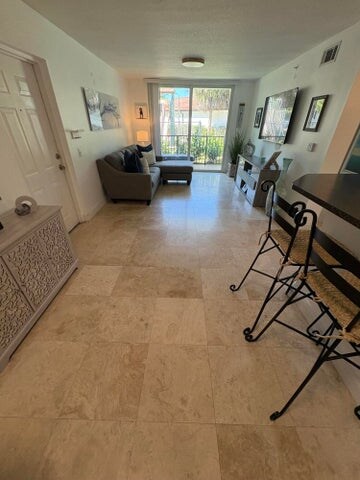 Building Photo - 1205 Villa Cir