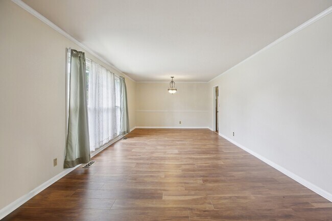 Building Photo - 8024 Regency Dr