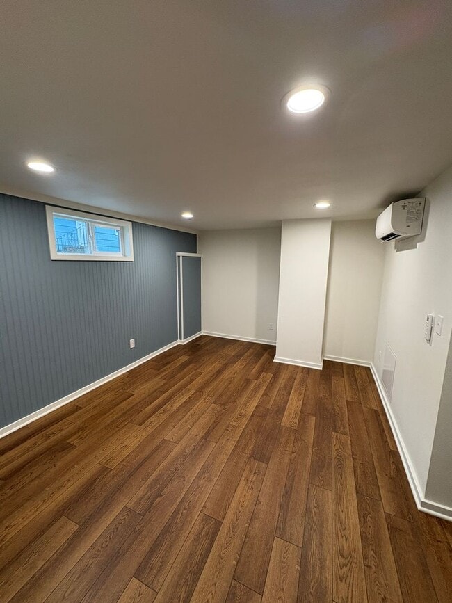 Building Photo - Ballard Beauty, 2 bed 2 bath Remodel with two entrances.