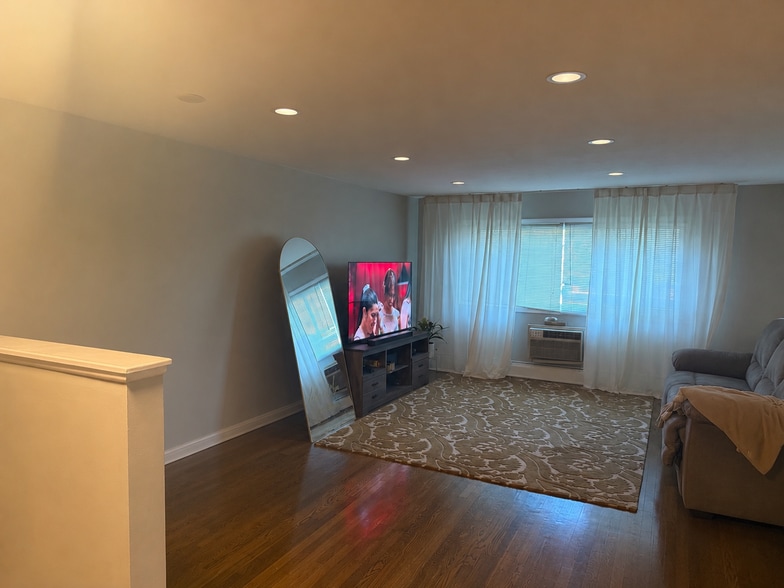 Spacious living room - 728 Dempster St