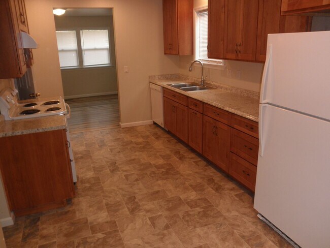 Building Photo - Charming home with basement