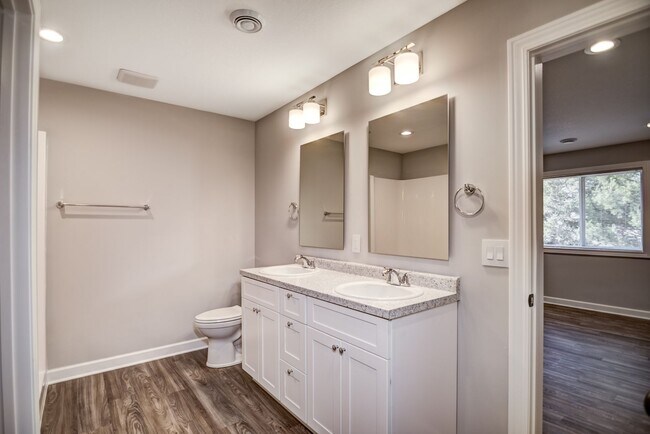 Building Photo - Like New 3 Bedroom Town Home