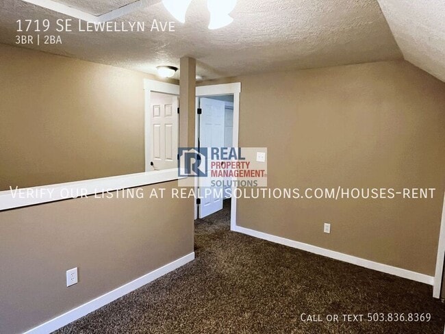 Building Photo - 1719 SE Lewellyn Ave
