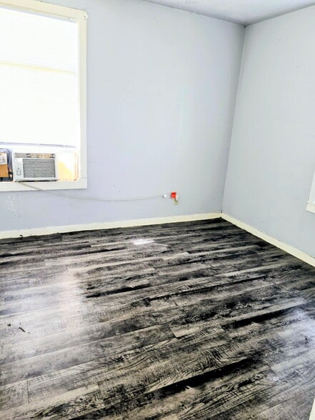 Building Photo - 1318 W 10th St