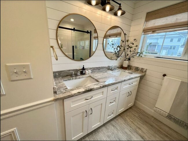 Building Photo - Modern Townhome with Garage, Bonus Room, a...