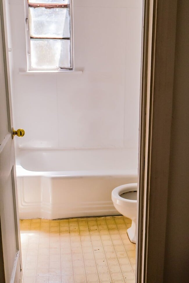 Building Photo - 2BR Cozy Ensley Home