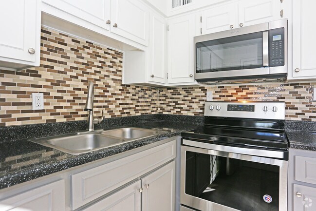 2BR, 1BA - 800 SF - Lamar Villas