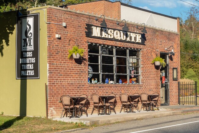 Building Photo - 7 Oak St