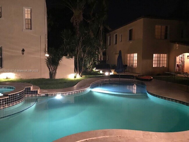 Building Photo - 327 Menores Ave