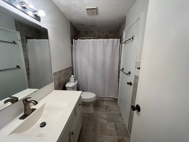 Building Photo - FURNISHED 2 BEDROOM/2 BATH UNIT 2ND FLOOR