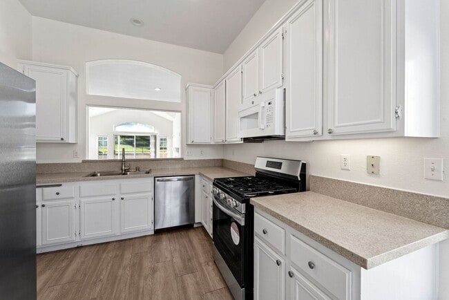 Building Photo - Charming 2 Bed | 2 Bath Single-Story Home with Golf Course Views!