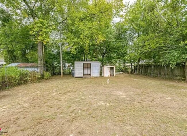 Building Photo - Check It Out!