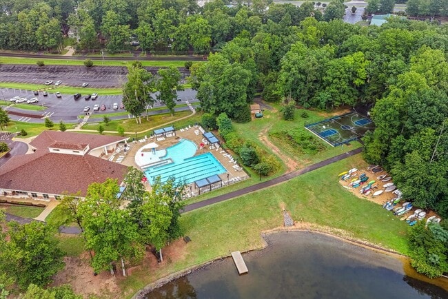 Building Photo - 4107 Lakeview Pkwy