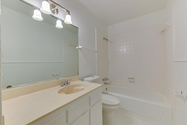 Building Photo - 1701 Jennie Ave