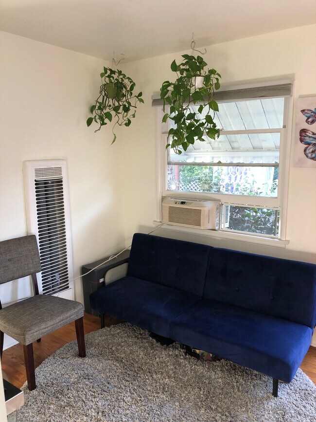 Building Photo - 3023 E 5th St