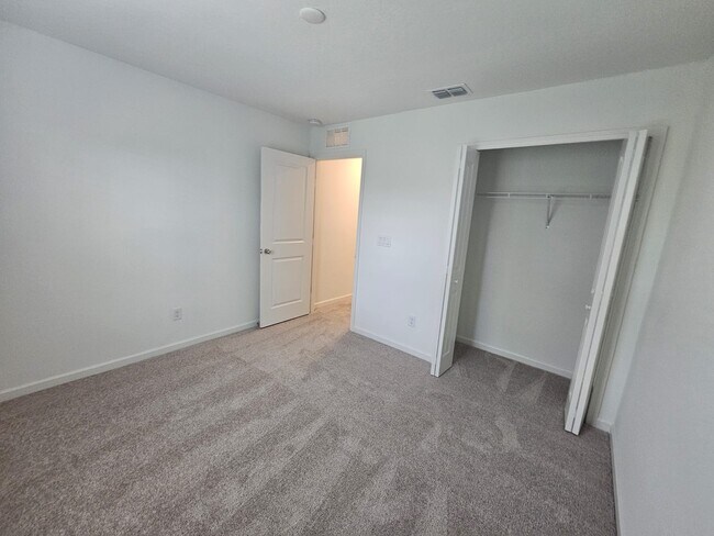 Building Photo - 717 Holly Lakes Dr