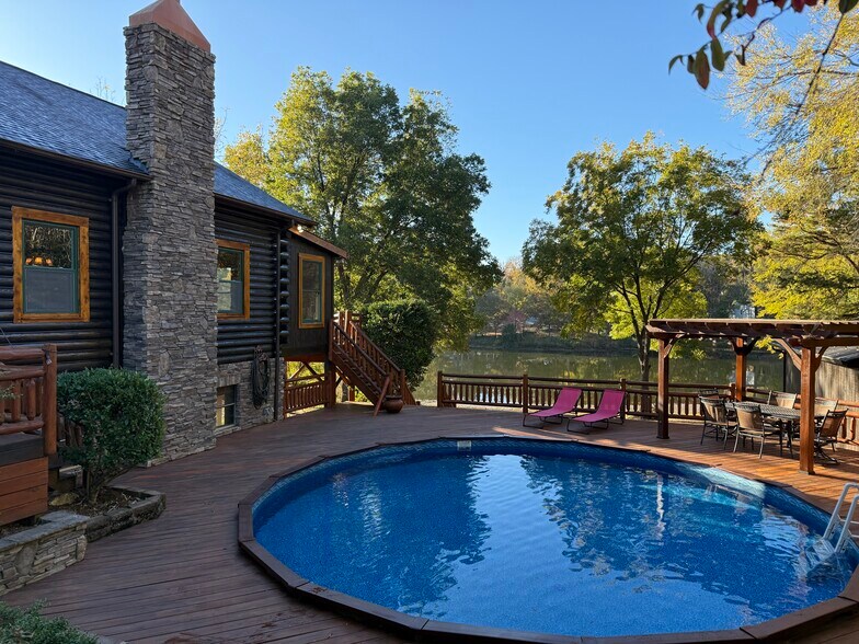 Fantastic full log cabin - 1011 Lake Shore Dr