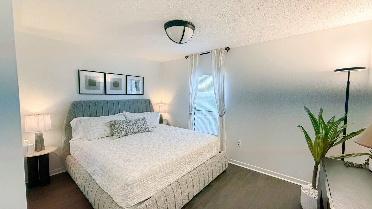 Building Photo - 300 W 23rd Pl