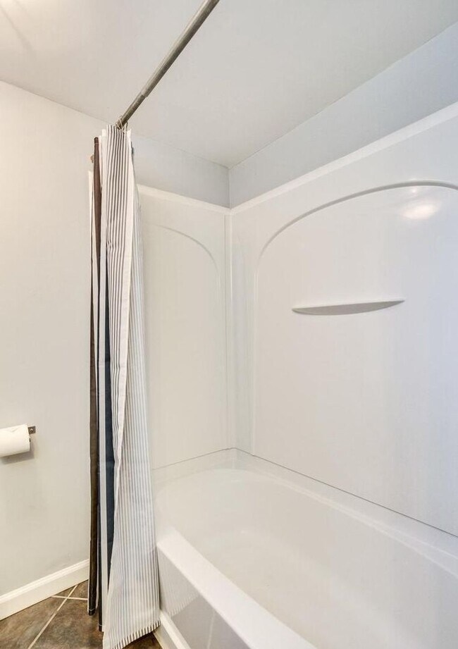 Building Photo - Beautiful 4 BR/2 BA Single-Family Home in ...