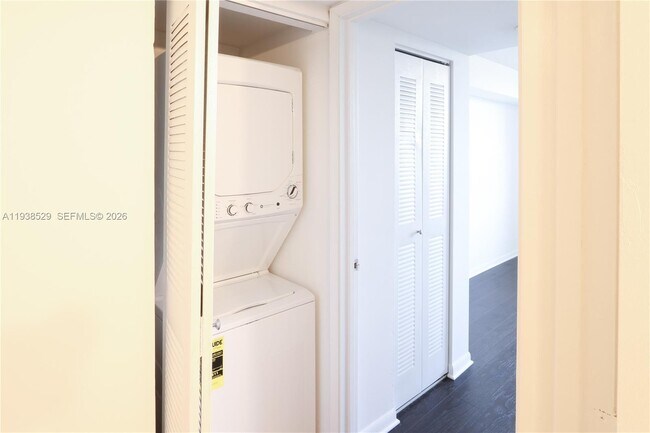 Building Photo - 520 SE 5 Ave