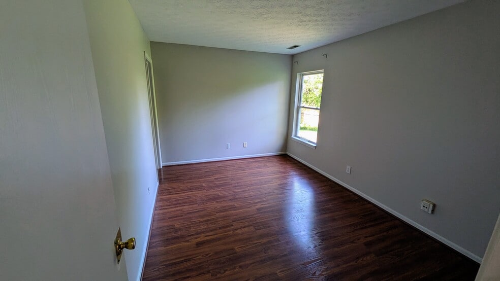 Building Photo - 1065 Williamsburg Way