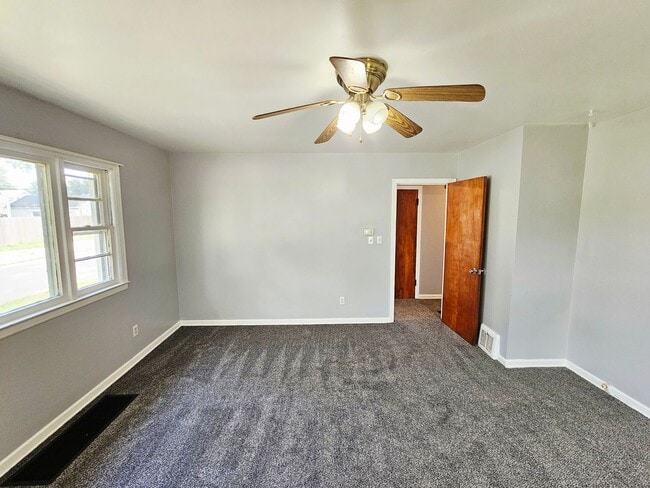 Building Photo - Renovated 2BR/1BA Home