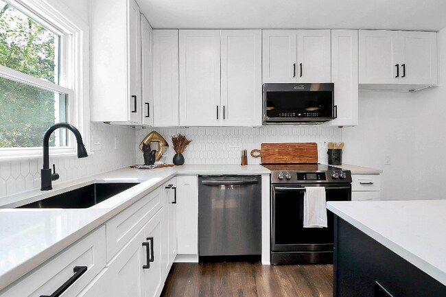 Building Photo - 2038 Sandhurst Dr