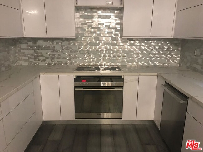 Building Photo - 18210 Oxnard St