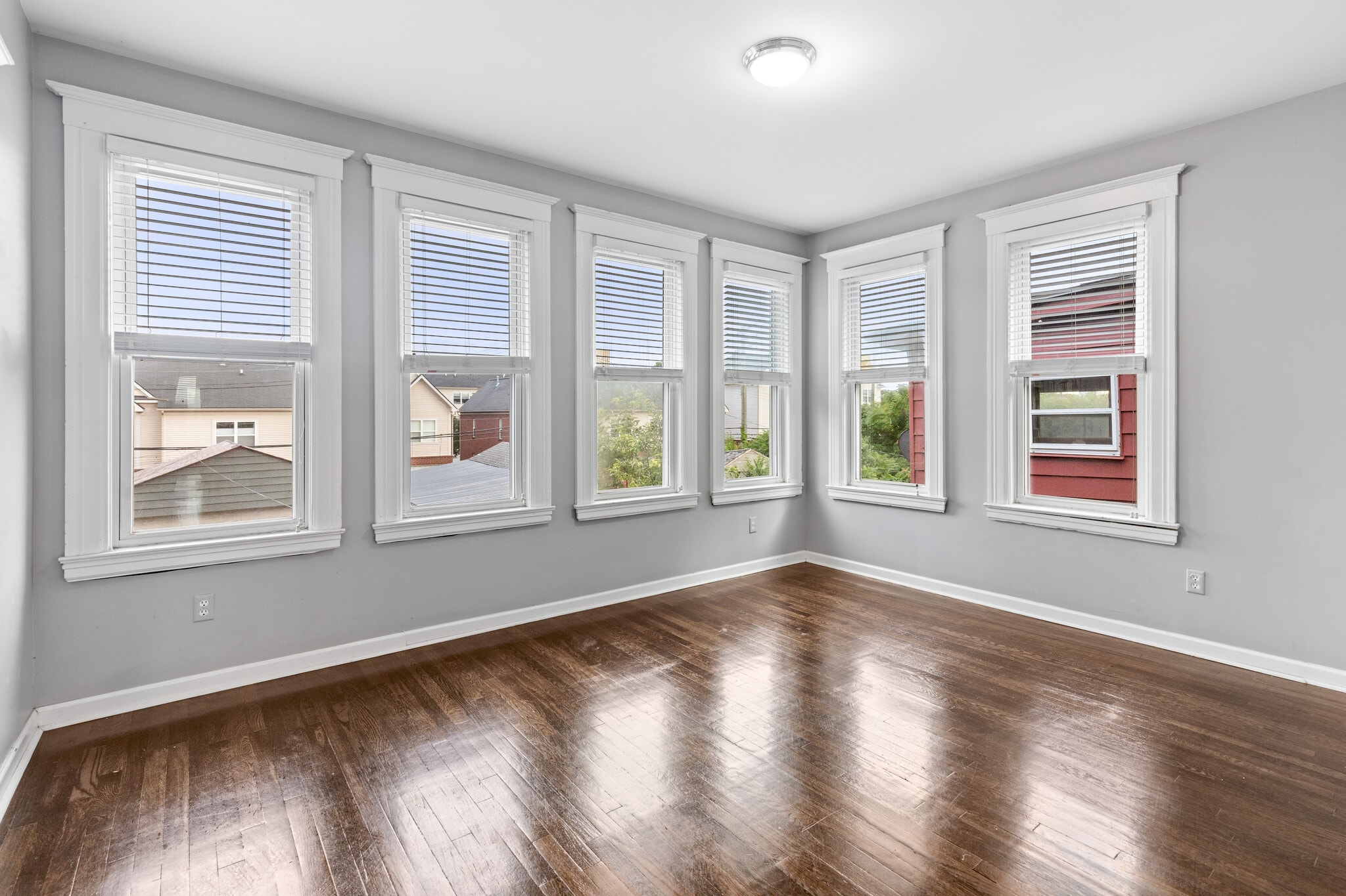 Building Photo - 310 Hendrie St