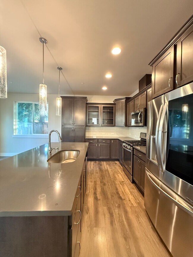 Building Photo - Modern 4 Bed, 3.5 Bath Lynnwood Home – Pri...