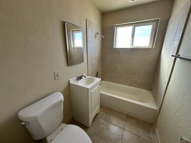 Building Photo - 823-823 N Swan Rd