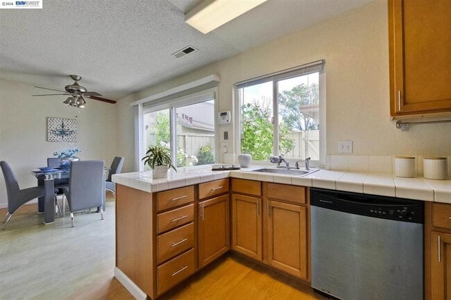 Building Photo - $2,890 / 3 BR - GORGEOUS TOWN HOME IN NORTHGATE AREA OF FREMONT!