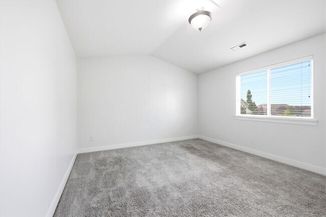 Building Photo - Waters Edge Townhome