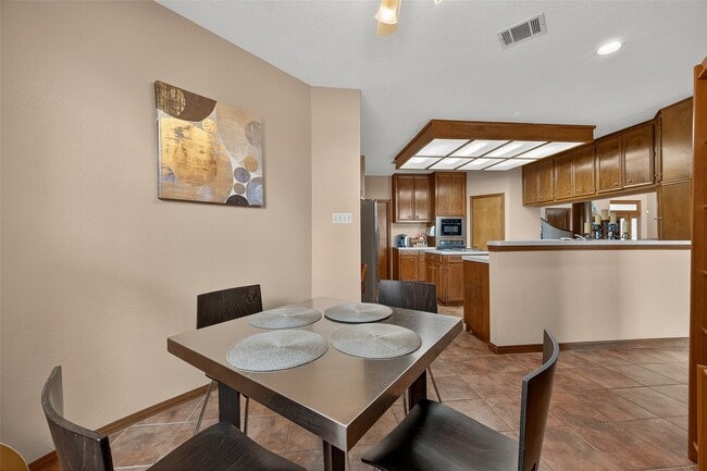 Building Photo - 1623 Lake Arbor Dr