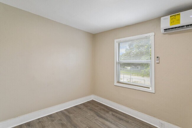 Building Photo - REDUCED Rent $1895.00.... 3 bed/2 bath Split Level, NEW downstairs addition, lots of extras ** FR...