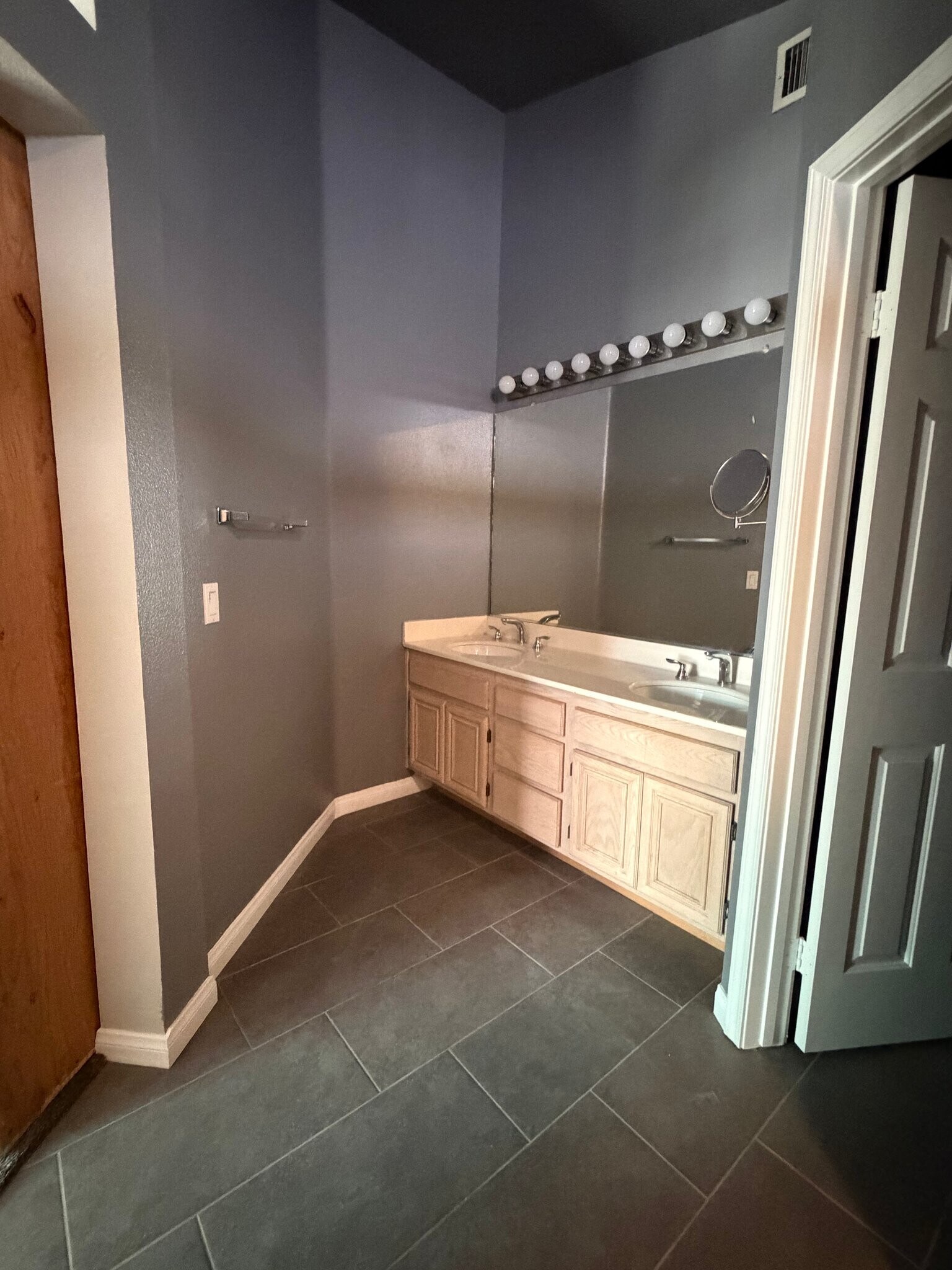 Building Photo - 24056 Golden Pheasant Ln