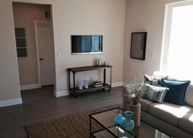 Building Photo - Beautiful 3 Bedroom, 3.5 Bathroom 2,350 Sq...