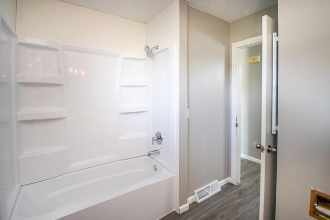 Building Photo - 1220 Hillcrest Dr
