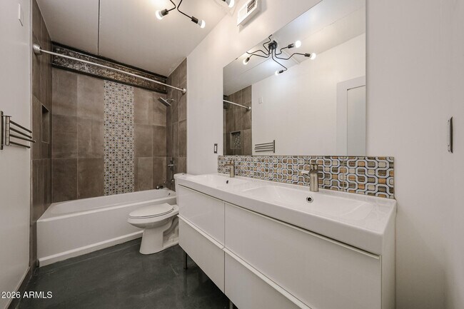 Building Photo - 353 E Thomas Rd