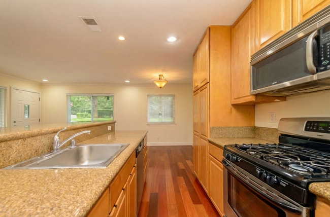 Building Photo - Pleasanton 2BD Townhouse w/ Granite Kitchen, Plank Floors, Community Amenities & Top Schools