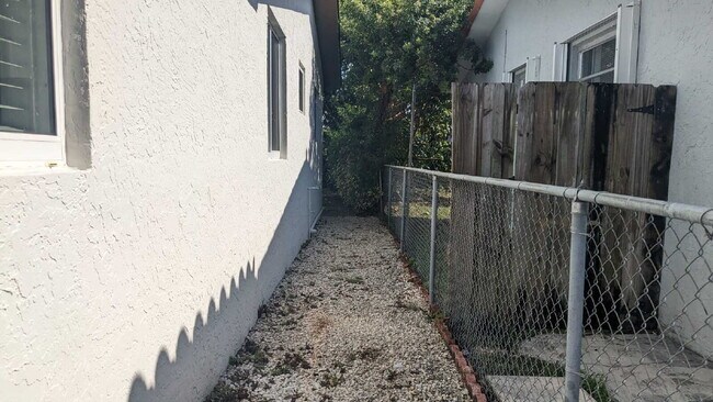 Building Photo - 3147 SW 24th St