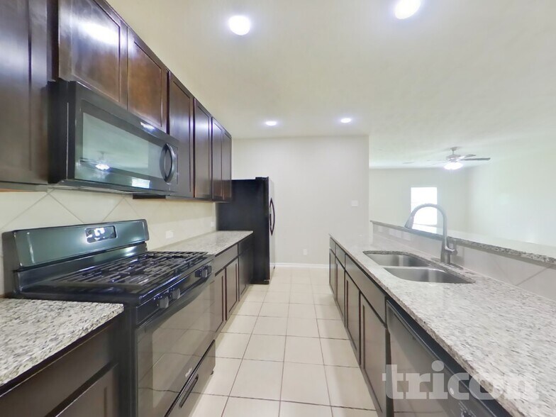 Building Photo - 210 Pequin Rd