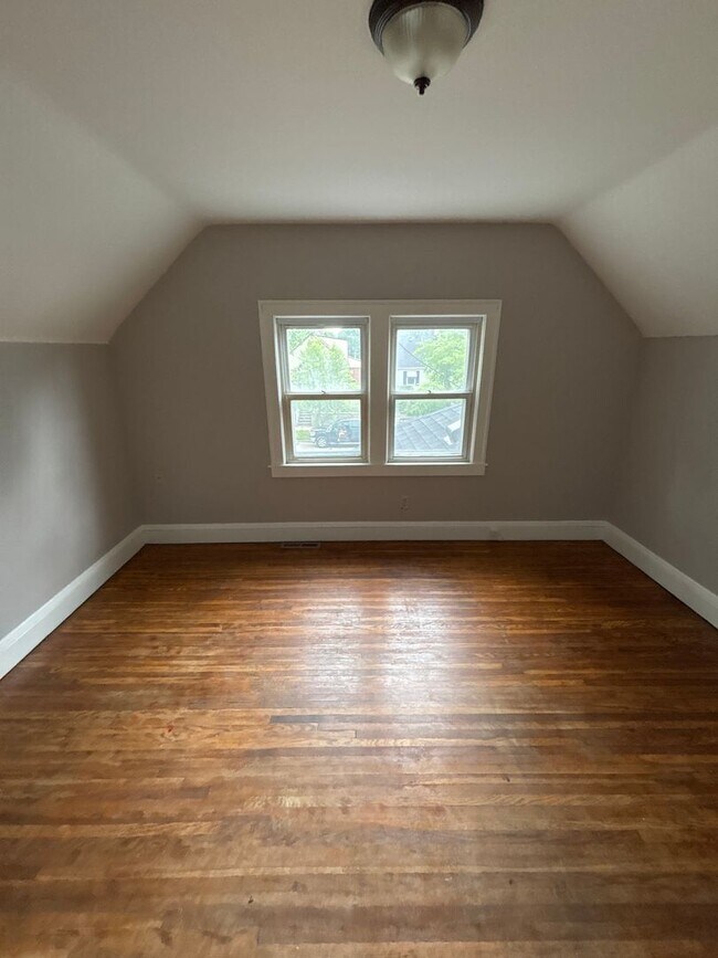 Building Photo - Beautiful 3 bedrrom 1 bathroom House in Minneapolis!